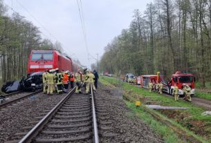Teljes sebességgel rohant az autóba egy vonat Németországban Fotó: ndr.de