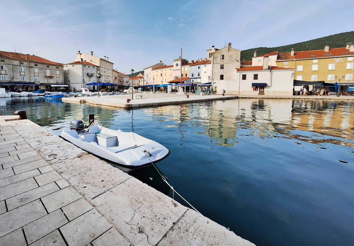 Horvátország, Adria tenger, tenger, tengerpart, nyaralás, utazás, turizmus, Cres sziget, Cres, kikötő